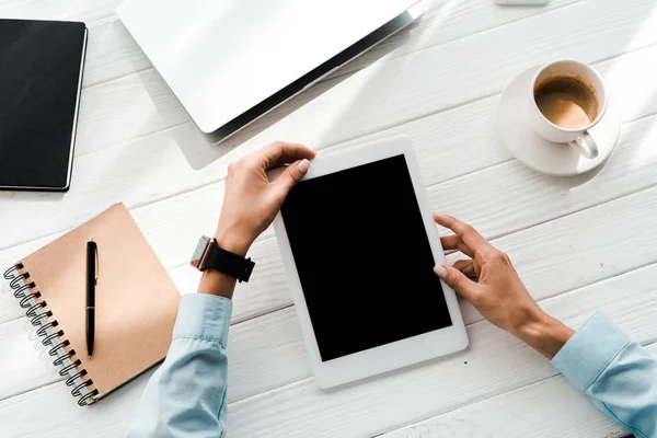 Vista superior da mulher segurando tablet digital com tela em branco perto de gadgets e notebooks — Fotografia de Stock