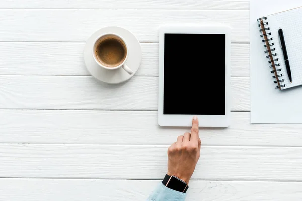 Vista superior da mulher apontando com o dedo para tablet digital com tela em branco perto da xícara de café — Fotografia de Stock