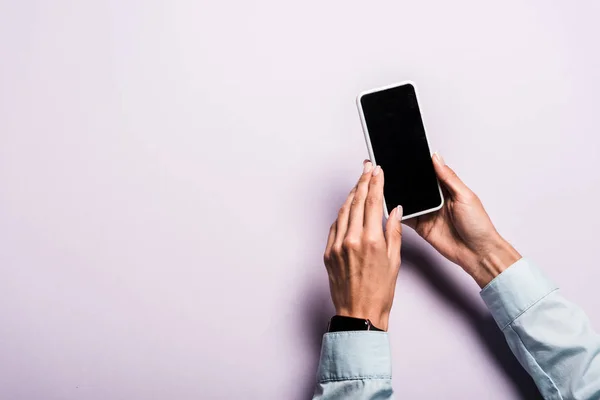 Vista cortada de mulher tocando smartphone com tela em branco no roxo — Fotografia de Stock