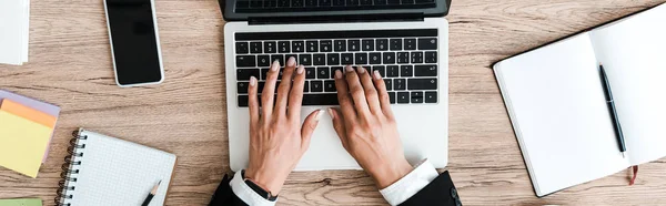 Colpo panoramico di donna che digita su tastiera di computer portatile in ufficio — Foto stock