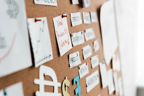 Foco seletivo de papéis com letras no quadro de avisos — Fotografia de Stock