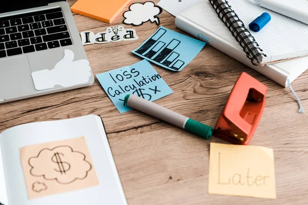 Letras en notas adhesivas cerca de rotulador pluma y portátil - foto de stock