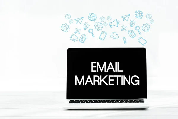 Laptop con email marketing en pantalla en blanco - foto de stock