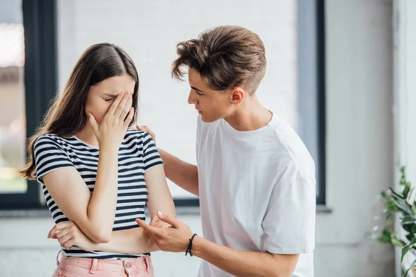 Adolescente chico en blanco camiseta apoyo llorando amigo - foto de stock