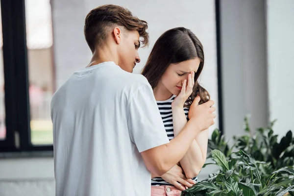 Adolescente chico en blanco camiseta apoyo llorando amigo - foto de stock