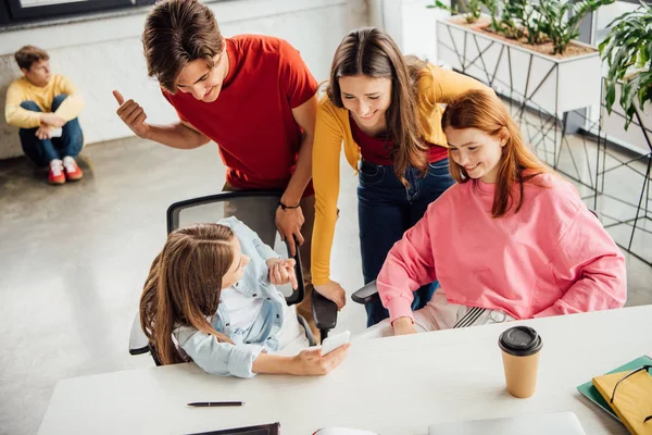 Vista aérea del grupo de escolares sonrientes tomando selfie en el aula — Stock Photo