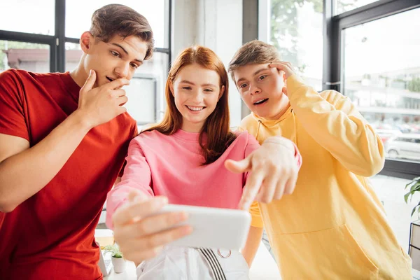 Trois amis prenant selfie et souriant à l'école — Photo de stock