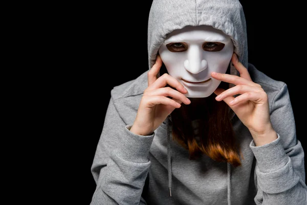 Chica anónima con capucha gris y máscara aislada en negro - foto de stock