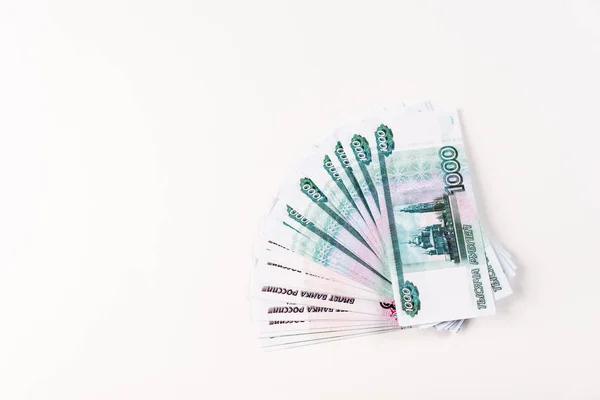 Vista superior del dinero ruso aislado en blanco - foto de stock