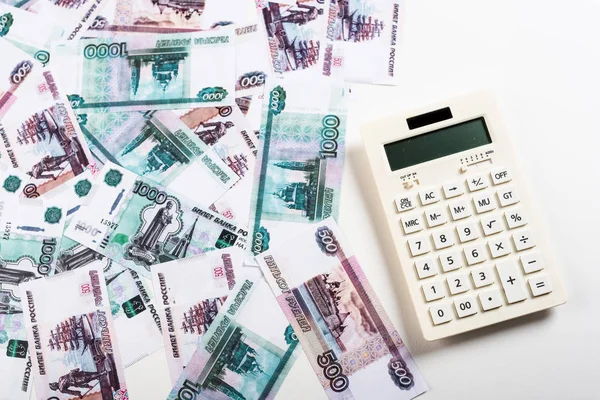 Vista superior da calculadora moderna com botões perto do dinheiro russo no branco — Fotografia de Stock