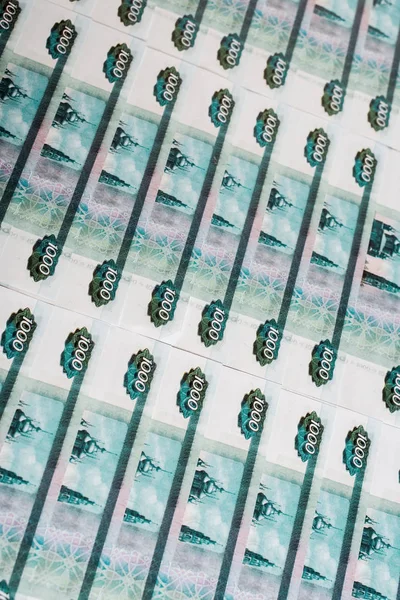 Vista superior de papel moneda azul rusa en efectivo - foto de stock