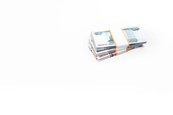 Pilhas de dinheiro russo isolado em branco com espaço de cópia — Fotografia de Stock