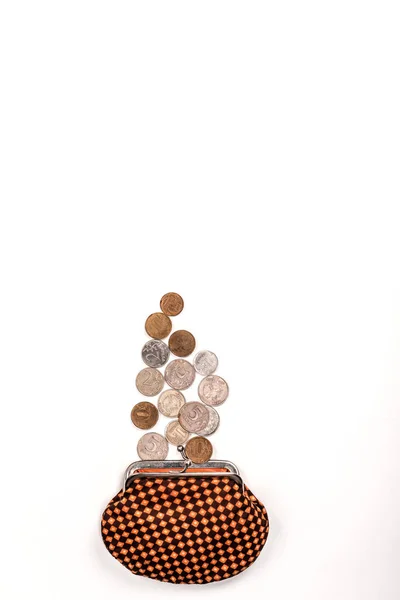 Вид зверху простий гаманець біля срібних і золотих монет ізольовані на білому — стокове фото