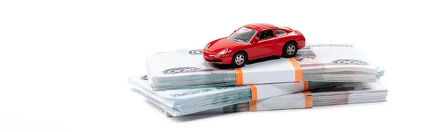 Plan panoramique de voiture jouet rouge sur des piles d'argent russe isolé sur blanc — Photo de stock