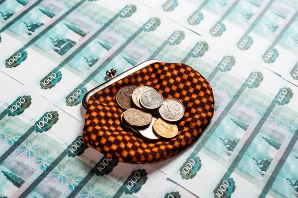 Срібні і золоті монети на простий вінтажний гаманець і російські гроші — стокове фото