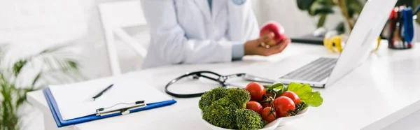 Plano panorámico de verduras cerca de nutricionista en la clínica - foto de stock
