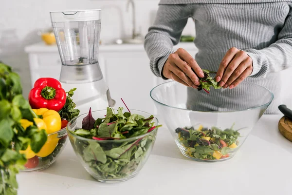 Vue recadrée de femme préparant la salade dans la cuisine — Photo de stock