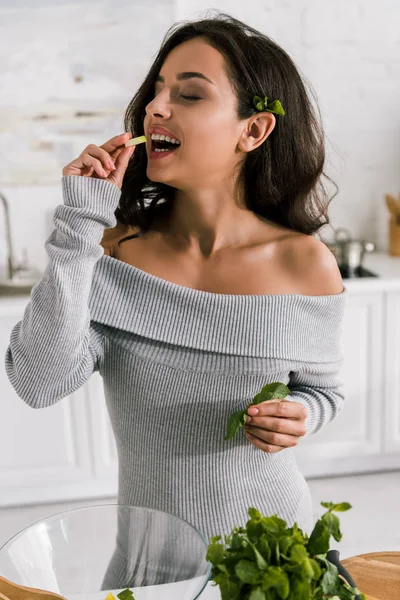 Chica feliz con los ojos cerrados comiendo manzana fresca - foto de stock