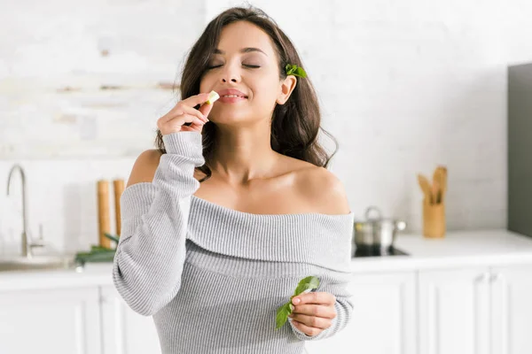 Happy young woman with closed eyes eating fresh apple — Stock Photo