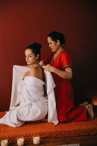 Donna asiatica avvolgente con asciugamano donna attraente nel salone spa — Foto stock