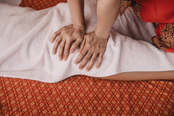 Vista cortada de massagista fazendo massagem nos pés para a mulher no salão de spa — Fotografia de Stock