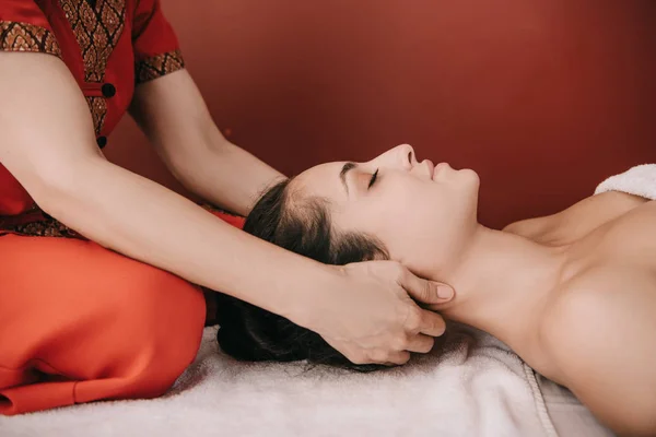 Recortado vista de masajista haciendo masaje de cuello a mujer en salón de spa - foto de stock