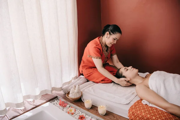 Asiatique masseur faire cou massage à femme dans spa salon — Photo de stock