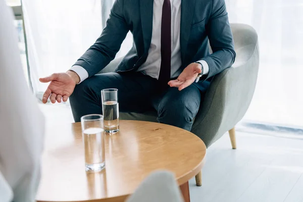 Abgeschnittene Ansicht eines Geschäftsmannes im Sessel — Stockfoto