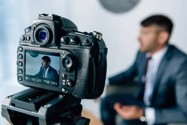 Вибірковий фокус цифрової камери зйомки бізнесмен в костюмі — стокове фото