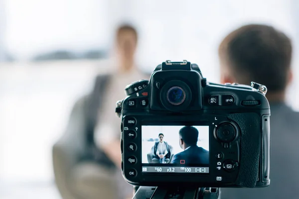 Focus sélectif de la caméra numérique prise de vue homme d'affaires et journaliste — Photo de stock