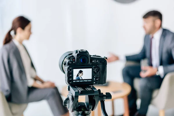 Вибірковий фокус цифрової камери зйомки журналіста і бізнесмена в формальному носінні — стокове фото