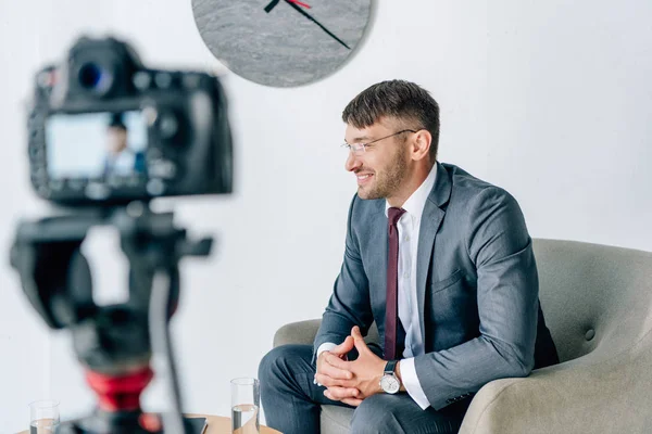 Selektiver Fokus des Geschäftsmannes in formeller Kleidung lächelnd im Amt — Stockfoto