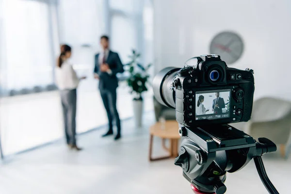 Вибірковий фокус цифрової камери зйомки бізнесмена і журналіста — стокове фото