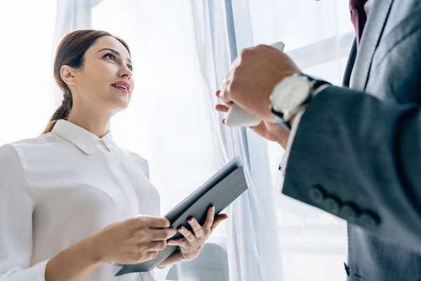 Enfoque selectivo de periodista hablando con hombre de negocios en ropa formal - foto de stock