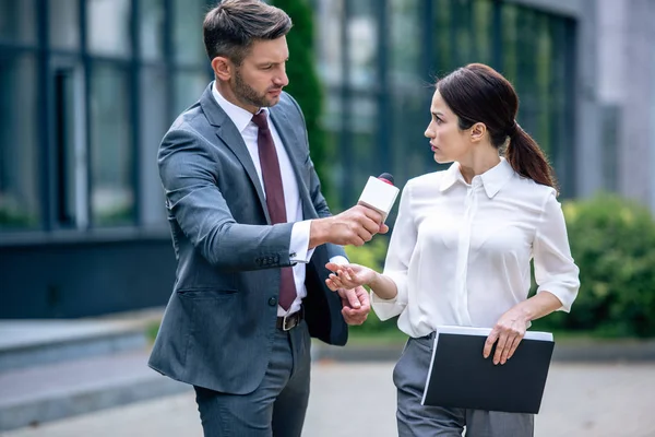 Jornalista segurando microfone e conversando com empresária em vestuário formal — Fotografia de Stock