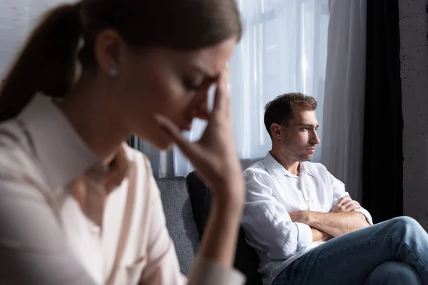 Messa a fuoco selettiva di donna triste e uomo pensoso sul divano — Foto stock