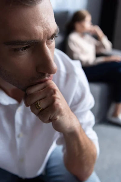 Pensoso triste uomo sostenere faccia con mano a casa — Foto stock