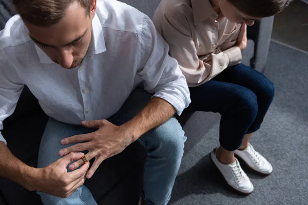 Vue aérienne du couple bouleversé coûteux dans le salon à la maison — Photo de stock