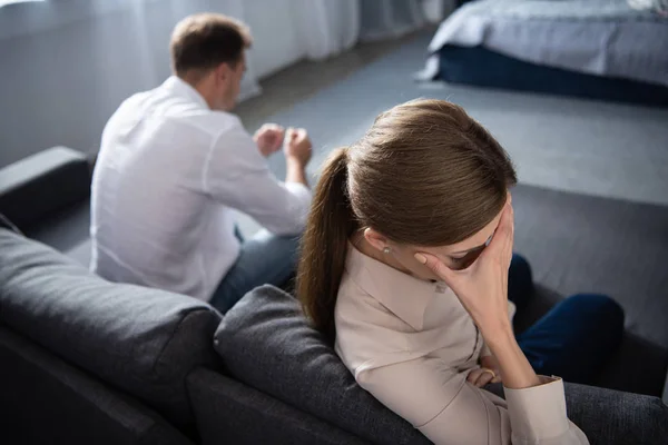 Pensivo chateado casal na sala de estar em casa — Fotografia de Stock