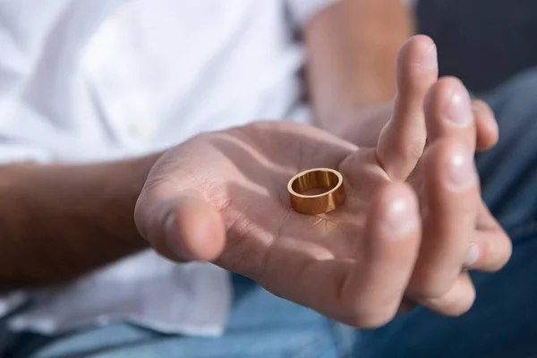 Частичный вид человека, держащего кольцо дома — стоковое фото