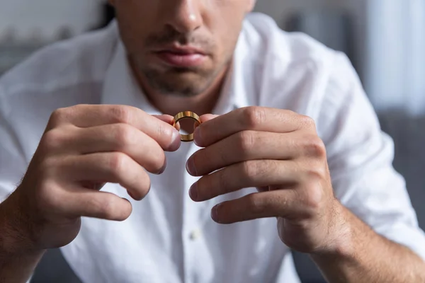 Vista parcial del hombre sosteniendo el anillo en casa - foto de stock