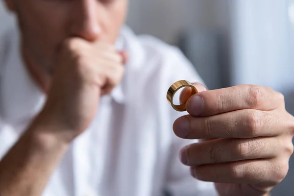 Vista parcial del hombre sosteniendo el anillo en casa - foto de stock