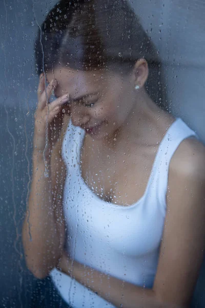 Enfoque selectivo de la mujer joven estresada llorando en casa - foto de stock