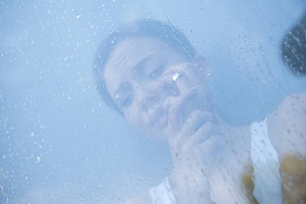 Selektiver Fokus gestresster junger Frau, die zu Hause weint — Stockfoto