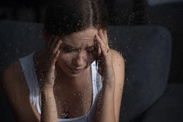 Вибірковий фокус напруженої молодої жінки, що плаче вдома — стокове фото