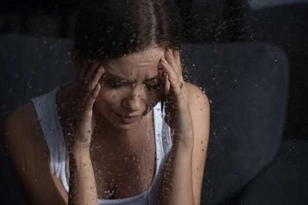 Selektiver Fokus gestresster junger Frau, die zu Hause weint — Stockfoto