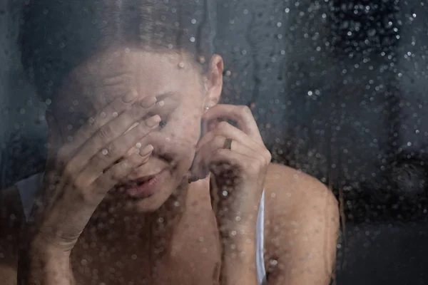 Messa a fuoco selettiva di sconvolto giovane donna piangendo a casa — Foto stock