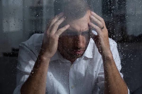 Selektiver Fokus des nachdenklichen, aufgebrachten Mannes zu Hause — Stockfoto