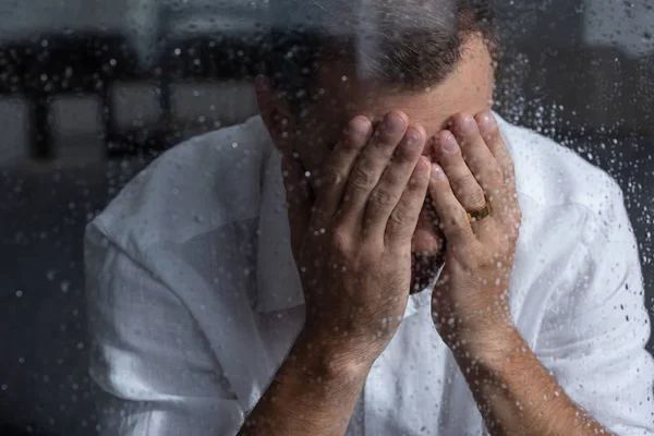 Selektiver Fokus eines aufgebrachten Mannes, der zu Hause weint — Stockfoto