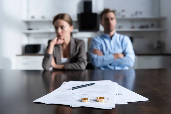 Foco seletivo do casal sentado à mesa com documentos de divórcio — Fotografia de Stock
